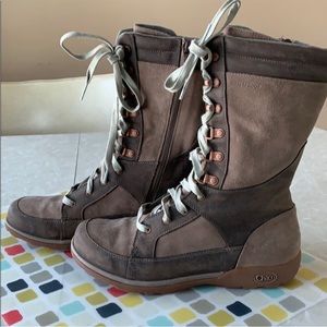Women’s size 8.5 Chaco Lodge waterproof boots